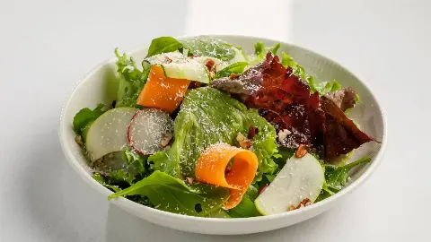 Зеленый салат с овощами