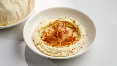 Восточный хумус с говяжьими чипсами