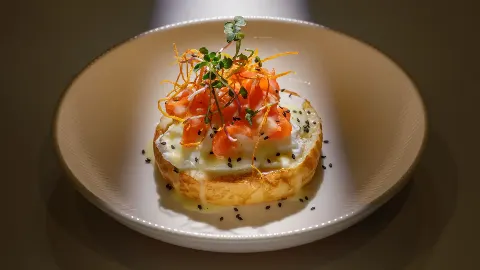 Бриошь с лососем и яйцом пашот