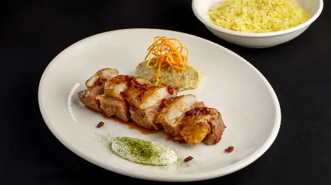 Вырезка ягнёнка с печёным перцем и рисом