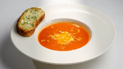 Томатный крем-суп с соусом песто